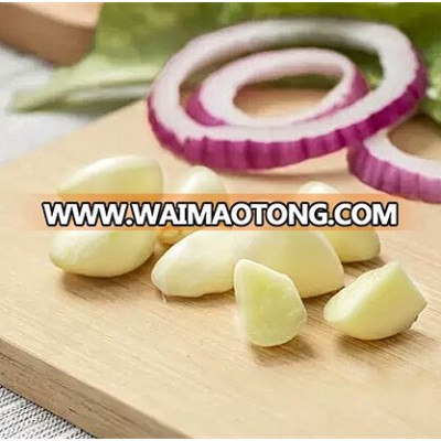 peeled garlic cloves packed in vacuum bag